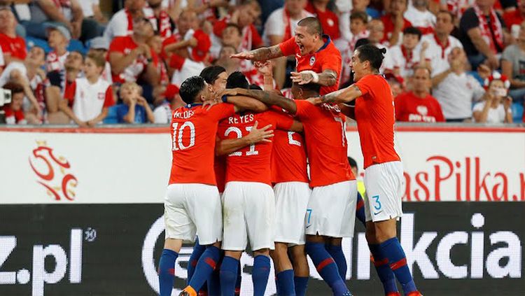 Selebrasi pemain Chile usai bobol gawang Polandia. Copyright: © Getty Images