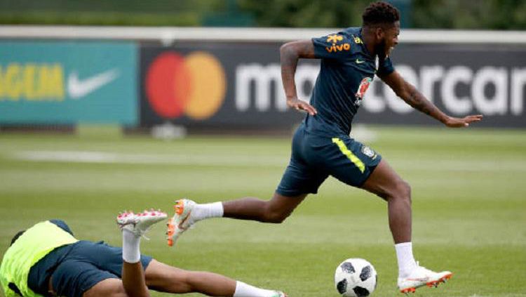 Pemain baru Manchester United, Fred, cedera setelah bertubrukan dengan Casemiro di sesi latihan. Copyright: © Getty Images