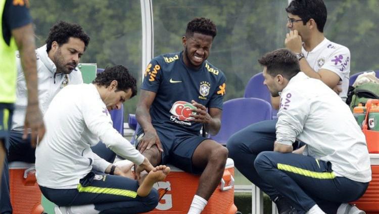 Pemain baru Manchester United, Fred, cedera setelah bertubrukan dengan Casemiro di sesi latihan. Copyright: © Getty Images