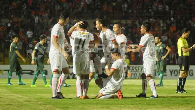 Selebrasi para pemain Persija Jakarta usai menang telak atas PS TIRA. Copyright: © Prima Pribadi/INDOSPORT