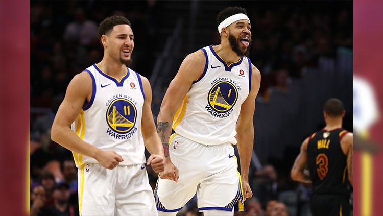 Ekspresi gembira Klay Thompson and JaVale McGee setelah berhasil unggul atas Cavaliers. Copyright: © Gregory Shamus/Getty Images