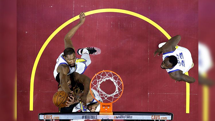 Tristan Thompson mendapat hadangan dari Kevin Durant dan JaVale McGee. Copyright: © Carlos Osorio - Pool/Getty Images