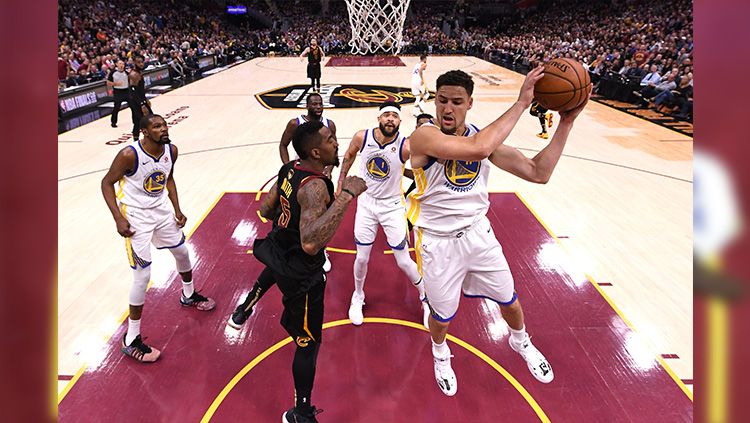 Klay Thompson berhasil mendapatkan rebound. Copyright: © Gregory Shamus/Getty Images