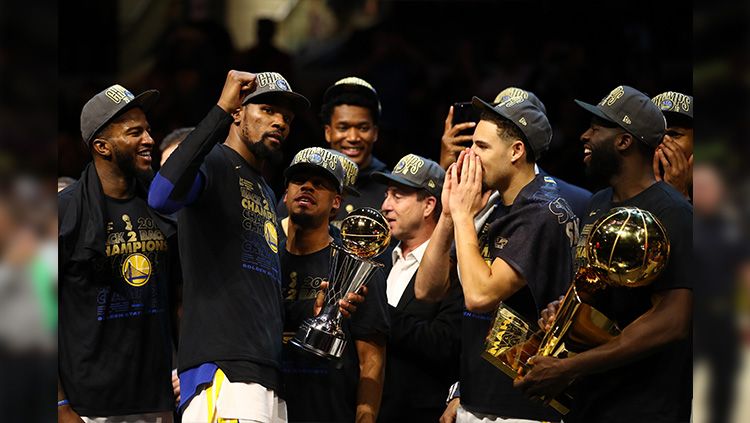 Kevin Durant dengan trofi NBA Finals MVP 2018. Copyright: © Gregory Shamus/Getty Images