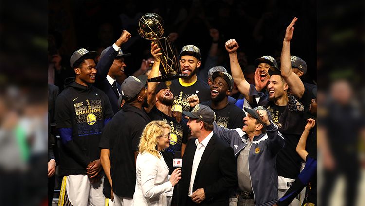Perayaan para pemain Golden State Warriors usai meraih gelar NBA 2018. Copyright: © Justin K. Aller/Getty Images