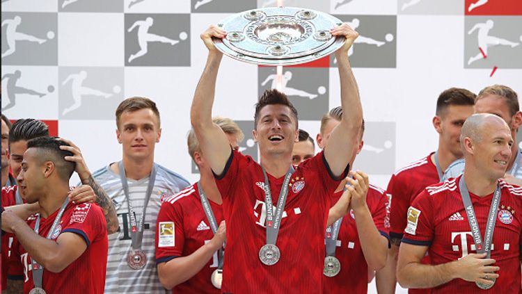 Robert Lewandowski, striker Bayern Munchen bersama trofi Bundesliga Jerman. Copyright: © INDOSPORT