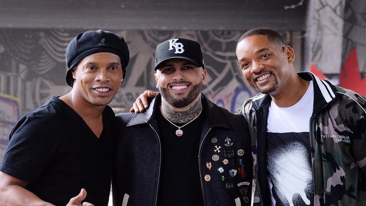 Ronaldinho bersama penyanyi lagu Live It Up, Micky Jam dan Will Smith. Copyright: © @willsmith