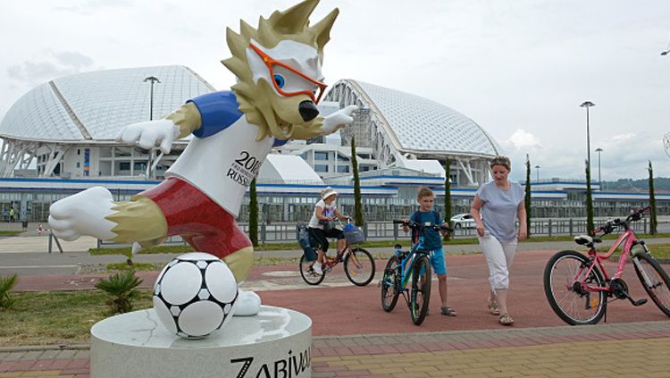 Zabivaka, maskot Piala Dunia 2018 yang dipajang di depan Fisht Stadium, Rusia. Copyright: © Getty Images
