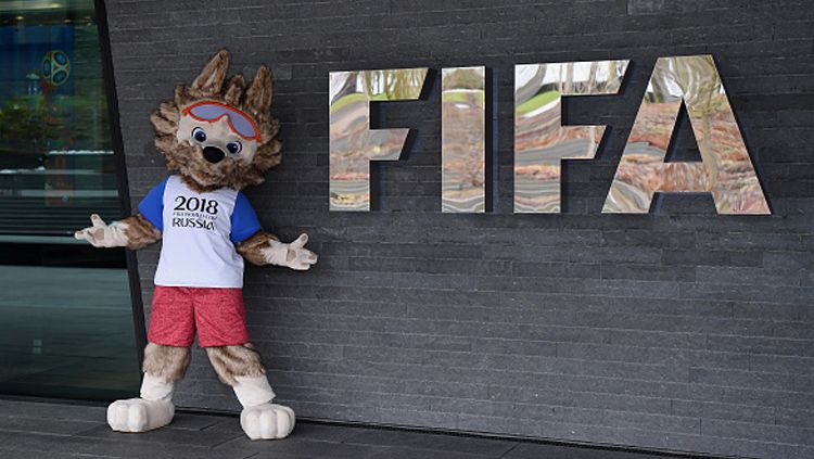 Zabivaka, maskot Piala Dunia 2018 di Rusia di depan logo FIFA.  Copyright: © Getty Images