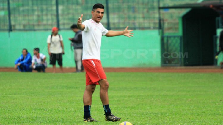 Pelatih Kiper Arema FC, Felipe Ricardo Navarro Dos Passos sedang melatih Kurniawan Kartika Aji dkk. Copyright: © Ian Setiawan/INDOSPORT