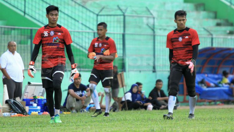 Kurniawan Kartika Aji dan dua kiper Arema lainnya sedang berlatih di Stadion Kanjuruhan, Malang, menjelang laga Liga 1. Copyright: © Ian Setiawan/INDOSPORT