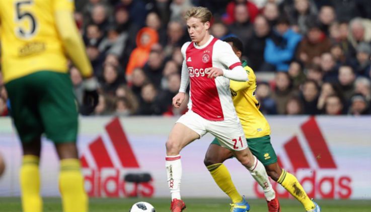 Frenkie de Jong saat menggiring bola saat memperkuat Ajax Amsterdam. Copyright: © Getty Images