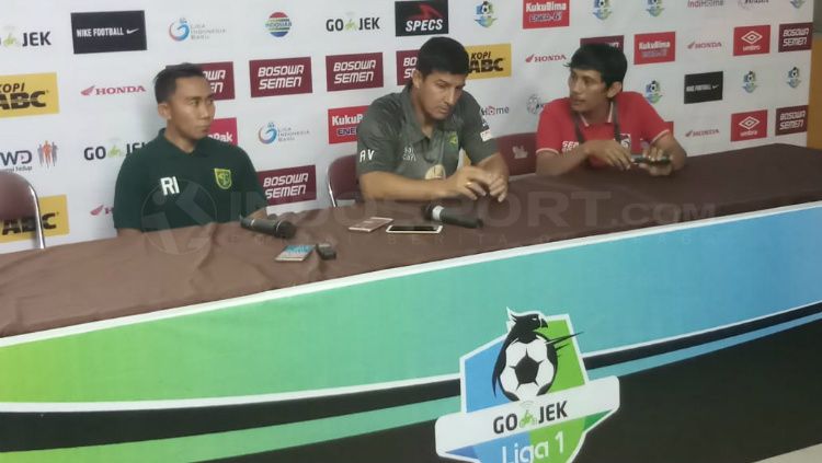 Pelatih Persebaya Surabaya, Angel Alfredo Vera saat konferensi pers usai menghadapi PSM Makassar, pekan ke-13 Liga 1 2018. Copyright: © Wira Wahyu Utama/INDOSPORT