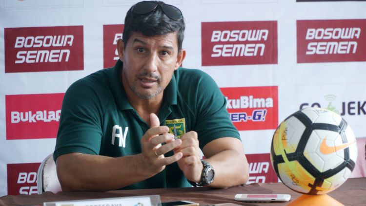 Pelatih Persebaya Surabaya, Angel Alfredo Vera saat konferensi pers usai menghadapi PSM Makassar, pekan ke-13 Liga 1 2018. Copyright: © Media Persebaya