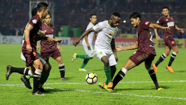 Bek PSM Makassar, Abdul Rahman berusaha merebut bola dari Ricky Kayame. Copyright: © Media Persebaya
