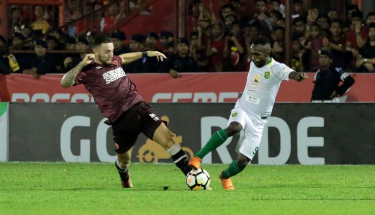 Marc Klok saat berduel dengan pemain Persebaya, Ricky Kayame.  Copyright: © Media Persebaya