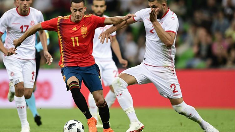 Lucaz Vazquez saat melindungi bola dari rebutan pemain Tunisia. Copyright: © Getty Images
