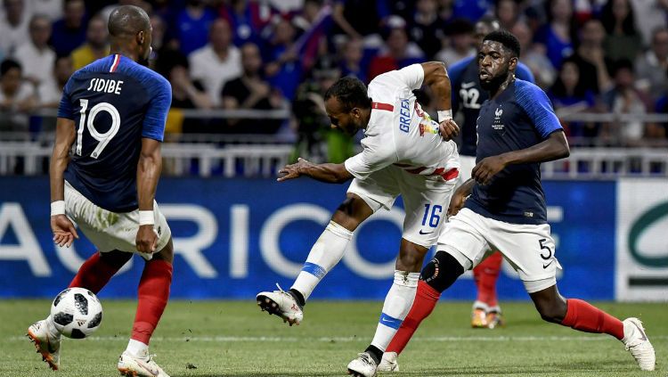 Julian Green melepaskan tembakan yang dihalau oleh Djibril Sidibe. Copyright: © twitter.com/equipedefrance