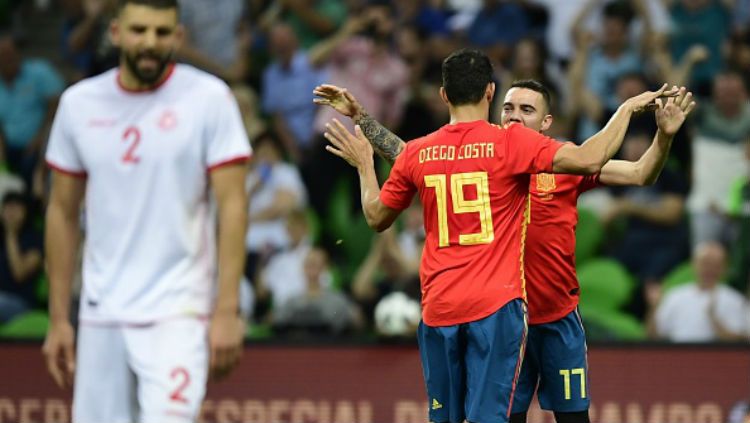 Diego Costa berpelukan dengan pemain Spanyol lainnya. Copyright: © Getty Images