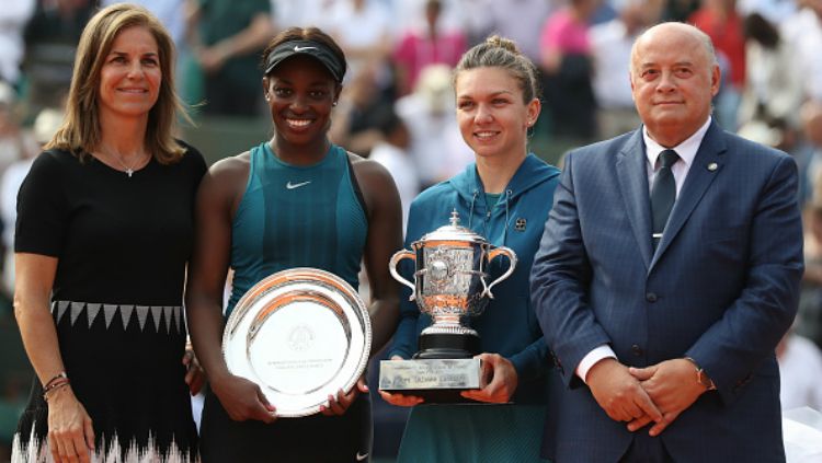 Simona Halep dan Sloane Stephens di podium Prancis Terbuka 2018. Copyright: © Getty Images