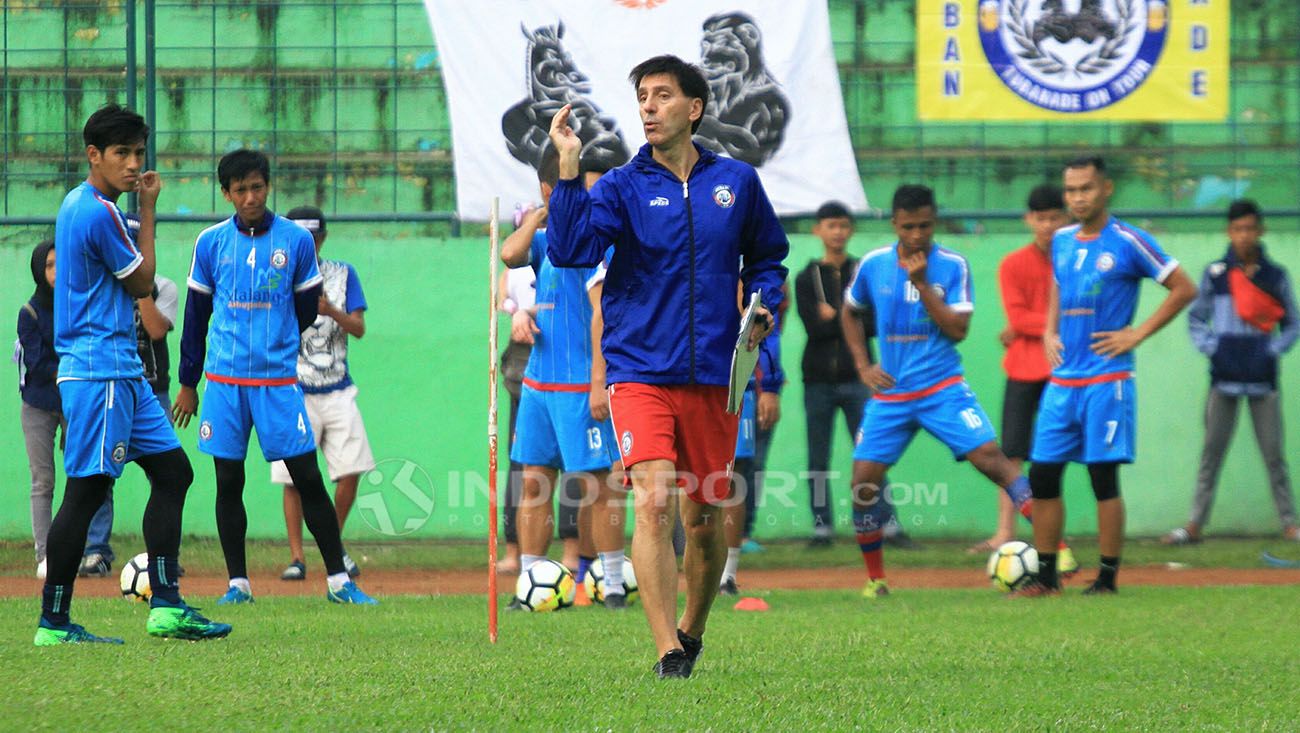 Tim Skuat Arema FC dan Milan Petrovic saat sedang latihan. Copyright: © Ian Setiawan/Indosport.com
