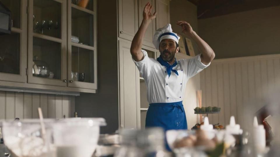 Buffon menjalani hobi sebagai pembuat kue dalam sebuah iklan situs belanja online. Copyright: &copy; The Sun