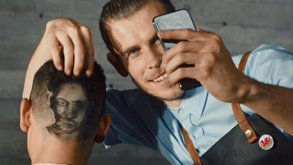 Gareth Bale berperan sebagai penata rambut dalam seuah iklan situs belanja. Copyright: &copy; The Sun