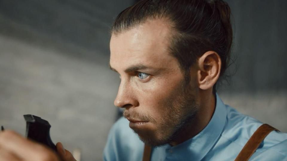 Gareth Bale berperan sebagai penata rambut dalam seuah iklan situs belanja. Copyright: &copy; The Sun