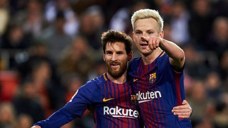 Raksasa LaLiga Spanyol, Barcelona, kabarnya bakal melepas salah satu bintangnya, Ivan Rakitic (kanan) untuk menambal kondisi keuangan klub. Copyright: © Sportskeeda