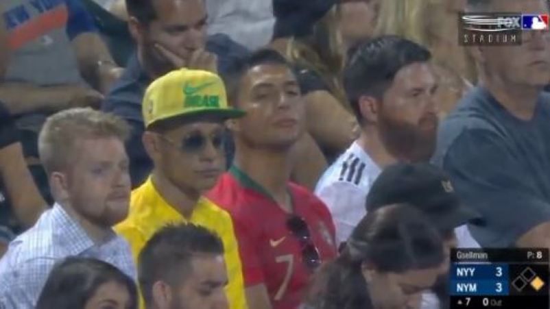 Pria yang mirip dengan Neymar, Ronaldo, dan Messi. Copyright: © twitter.com/WatchStadium
