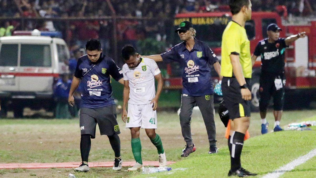 Irfan Jaya berjalan ke luar lapangan saat laga melawan PSM Makassar. Copyright: © media persebaya