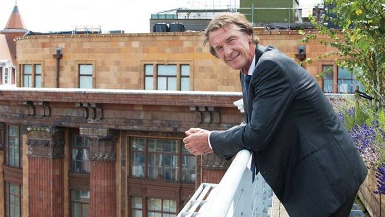 Mengenal Sir Jim Ratcliffe, pria terkaya di Inggris yang belum lama ini bikin geger usai melayangkan tawaran ‘telat’ Rp77 triliun untuk akuisisi Chelsea. Copyright: © Getty Images