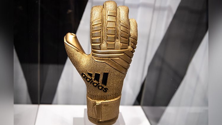 Sarung tangan emas sebagai penghargaan individu untuk kiper terbaik di Piala Dunia 2018 mendatang. Copyright: © SoccerBible