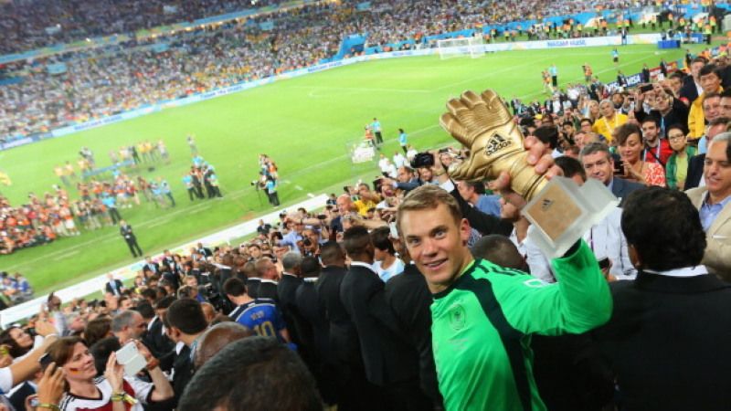 Manuel Neuer saat meraih Golden Glove Piala Dunia 2014. Copyright: © Getty Images