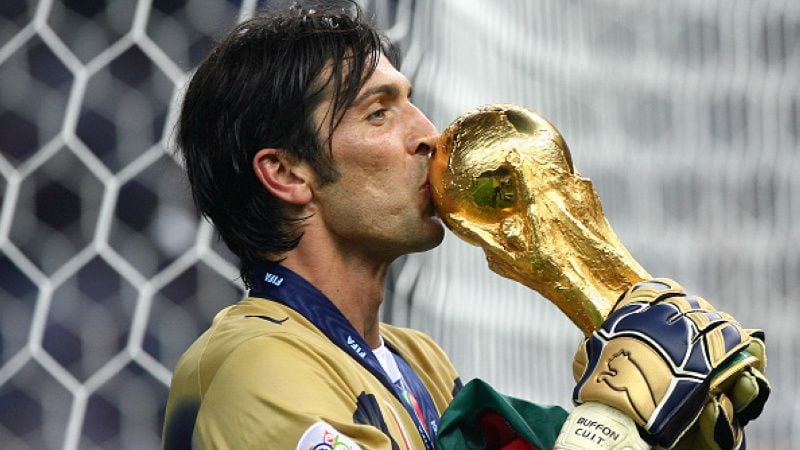 Gianluigi Buffon mencium trofi Piala Dunia 2006 Copyright: © Getty Images