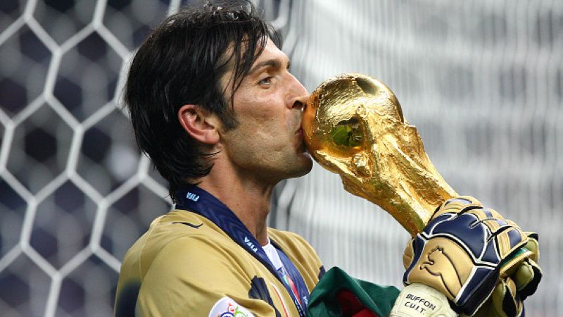 Gianluigi Buffon secara resmi mengumumkan keputusan pensiunnya pada Rabu (02/08/23) di usia 45 tahun usai berkarier profesional sejak 1995. Copyright: © Getty Images