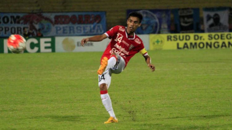 Kapten Bali United, Fadil Sausu saat melepaskan sebuah tendangan. Copyright: © fourfourtwo.com