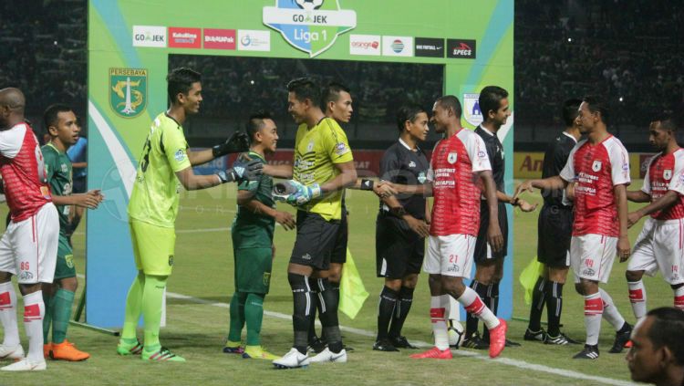 Kedua tim berjabat tangan jelang laga Persebaya Surabaya vs Persipura Jayapura, pada pekan ke-12 Liga 1 2018. Copyright: © Fitra Herdian/INDOSPORT