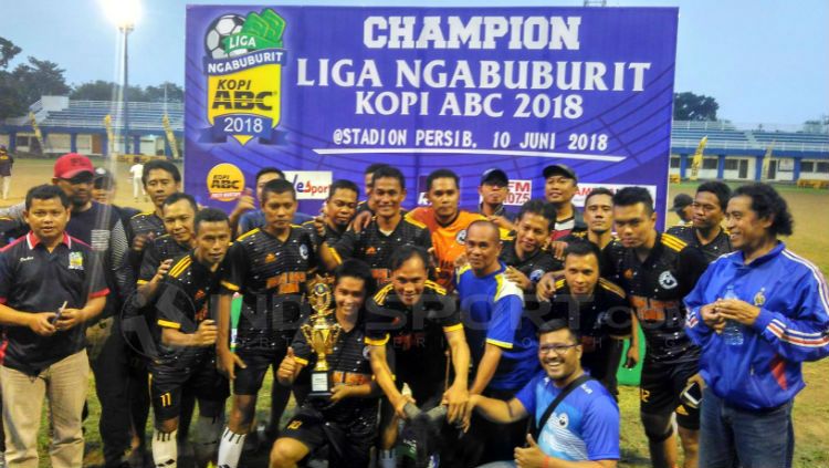 Mantan PR yang diperkuat mantan pemain Persib Dadang Hidayat dan Gilang Angga, berfoto bersama seusai meraih gelar juara Liga Ngabuburit 2018 di Stadion Persib, Jalan Ahmad Yani, Kota Bandung, Minggu (10/06/2018). Copyright: © Arif Rahman/INDOSPORT