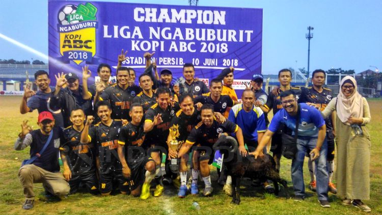 Mantan PR yang diperkuat mantan pemain Persib Dadang Hidayat dan Gilang Angga, berfoto bersama seusai meraih gelar juara Liga Ngabuburit 2018 di Stadion Persib, Jalan Ahmad Yani, Kota Bandung, Minggu (10/06/2018). Copyright: © Arif Rahman/INDOSPORT