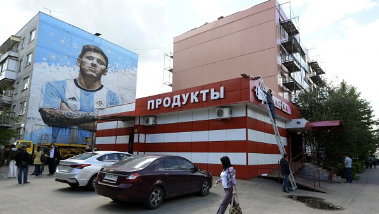 Lukisan raksasa Lionel Messi di Rusia. Copyright: © Getty Images