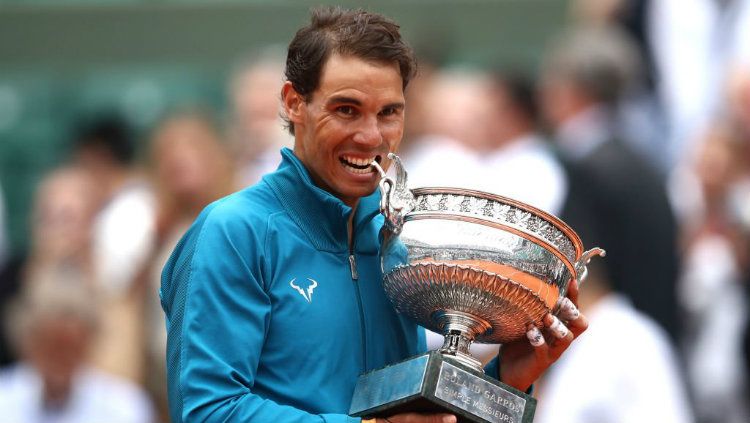 Rafael Nadal memegang trofi Roland Garros. Copyright: © Getty Images