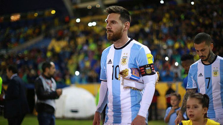 Lionel Messi sempat menunjukan aksi kerendahan hati terhadap fans asal Brasil. Copyright: © Getty Images