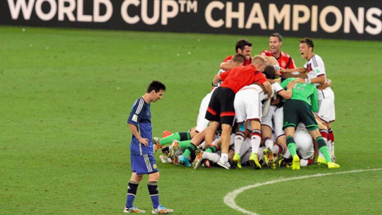 Lionel Messi tertunduk lesu saat Timnas Jerman bergembira setelah memastikan diri menjadi juara Piala Dunia 2014 lalu. Copyright: © Getty Images