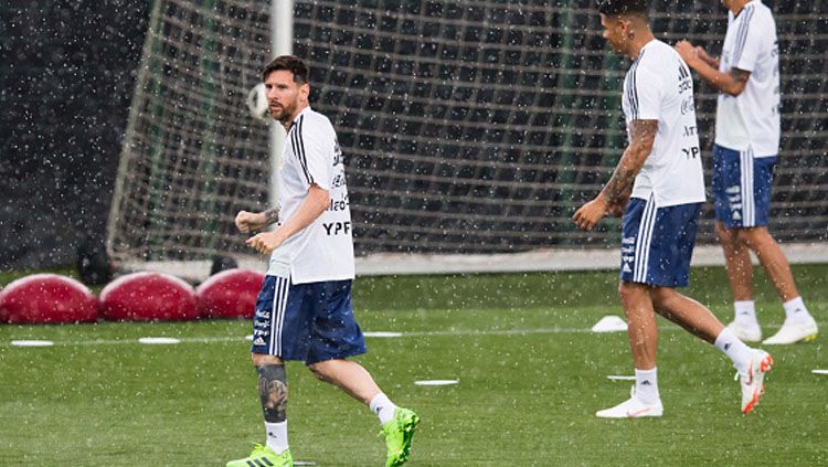 Lionel Messi saat latihan bersama Timnas Argentina. Copyright: © INDOSPORT