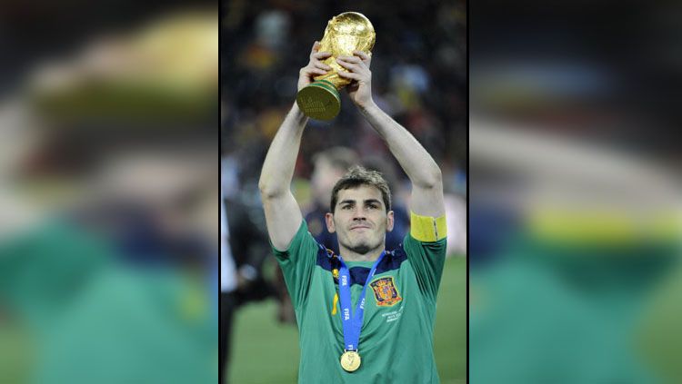 Iker Casillas bersama trofi Piala Dunia 2010. Copyright: © Getty Images