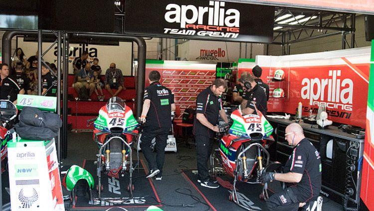 Tim mekanik MotoGP Aprilia. Copyright: © Getty Images