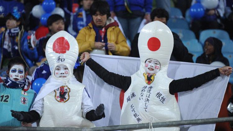 Dukungan unik dari fans Jepang di Piala Dunia 2014. Copyright: © Getty Images