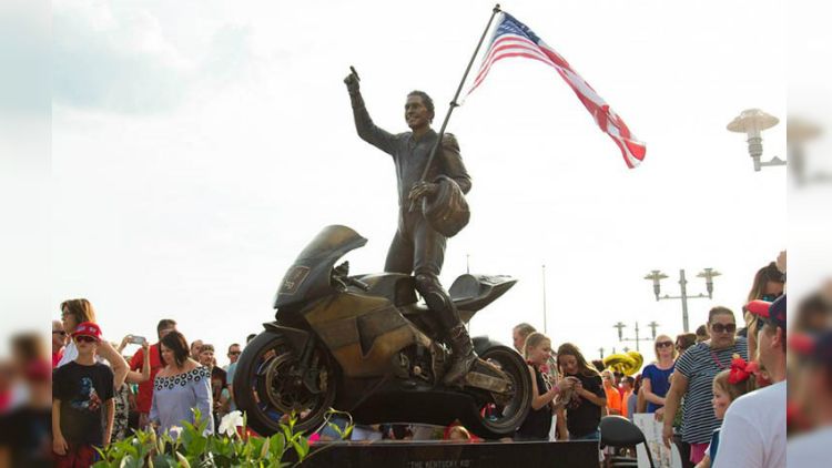 Patung mendiang pembalap MotoGP Nicky Hayden diresmikan di kampung halamannya, Owensboro. Copyright: © Twitter/Cameron Witte