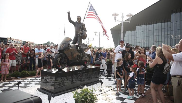 Patung mendiang pembalap MotoGP Nicky Hayden diresmikan di kampung halamannya, Owensboro. Copyright: © Twitter/MotoGP